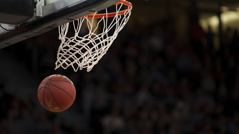 NBA篮球比赛直播画面 - 球员激烈对抗扣篮瞬间